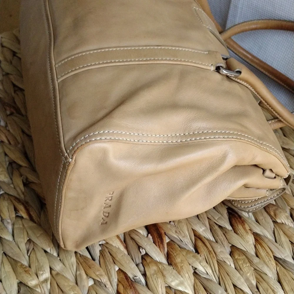 Prada Cuervo tan soft leather shoulder bag. - Picture 6 of 13